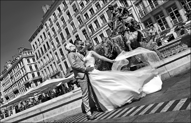 Photo de mariage dans les rues de Lyon